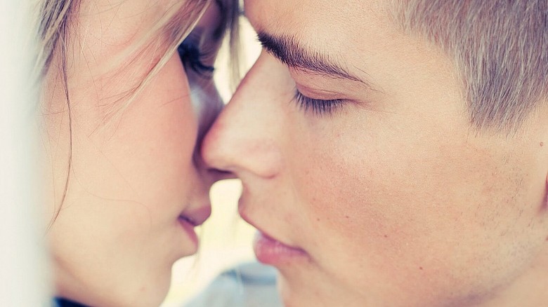При поцелуях вырабатываются эндорфины - гормоны счастья...