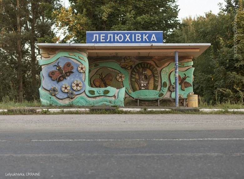 Канадский фотограф запечатлел советские автобусные остановки, в том числе в Молдове фото 4