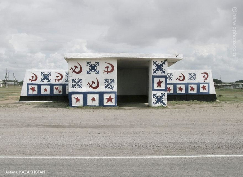 Канадский фотограф запечатлел советские автобусные остановки, в том числе в Молдове фото 11