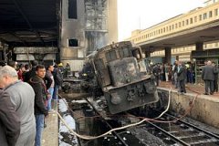 В Каире поезд сошёл с рельсов и загорелся, есть жертвы