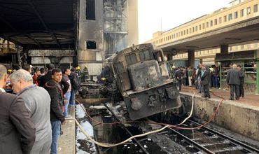 В Каире поезд сошёл с рельсов и загорелся, есть жертвы фото 2