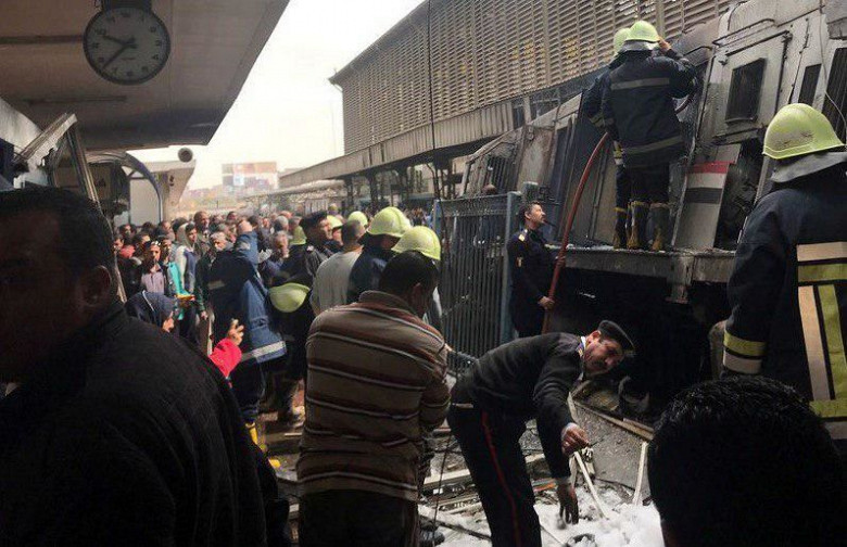 В Каире поезд сошёл с рельсов и загорелся, есть жертвы фото 4