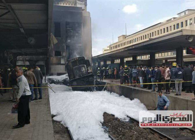 В Каире поезд сошёл с рельсов и загорелся, есть жертвы фото 3