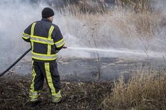 За последние сутки пожарные потушили 56 возгораний сухой травы