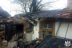 Неосторожность жителя Бендер при курении привела к пожару, дом сгорел почти полностью