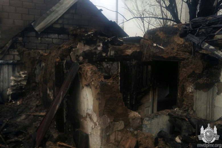 Неосторожность жителя Бендер при курении привела к пожару, дом сгорел почти полностью фото 6