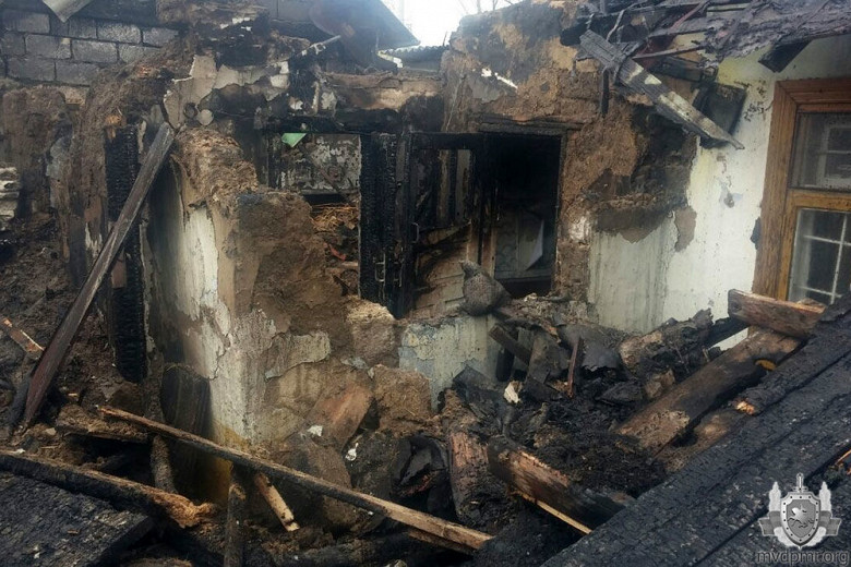 Неосторожность жителя Бендер при курении привела к пожару, дом сгорел почти полностью фото 3