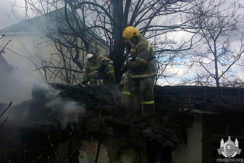 Неосторожность жителя Бендер при курении привела к пожару, дом сгорел почти полностью фото 7
