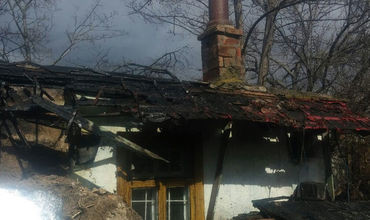 Неосторожность жителя Бендер при курении привела к пожару, дом сгорел почти полностью фото 9