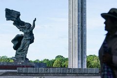 В Латвии собрали нужные 10 000 подписей под петицией в защиту памятников