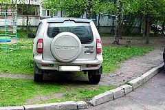 В Бельцах водитель снес лавку, чтобы освободить место для парковки