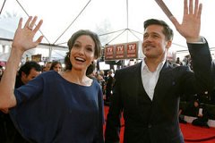 Известные киноактеры Анджелина Джоли и Брэд Питт официально развелись