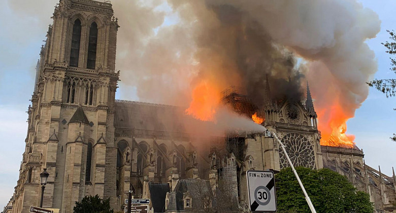 Пожар в соборе Парижской Богоматери ликвидирован силами более 400 пожарных фото 2
