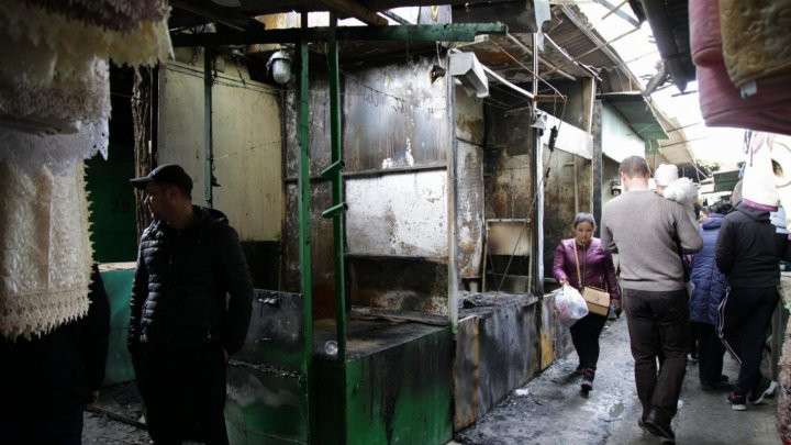 В Бельцах на Северном рынке ночью сгорело более 5 торговых точек фото 2