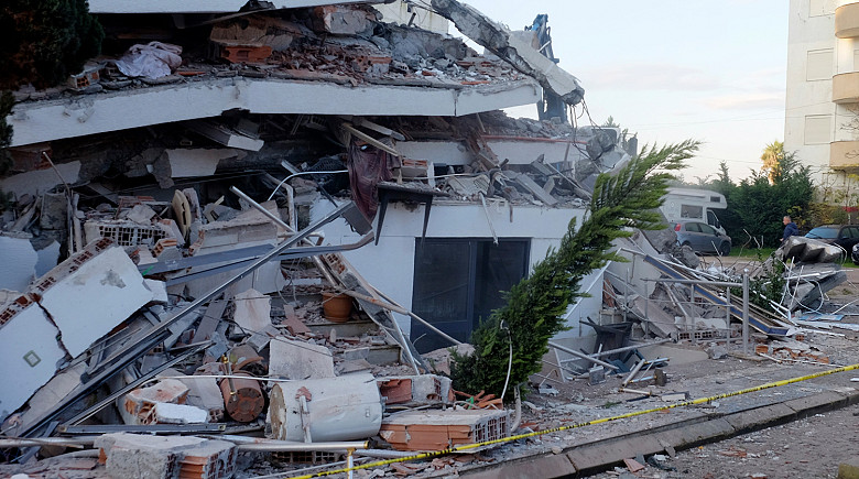Землетрясение уничтожило дома и административные здания