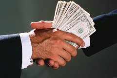 Angajații primăriei orașului au căzut într-un scandal de „corupție”