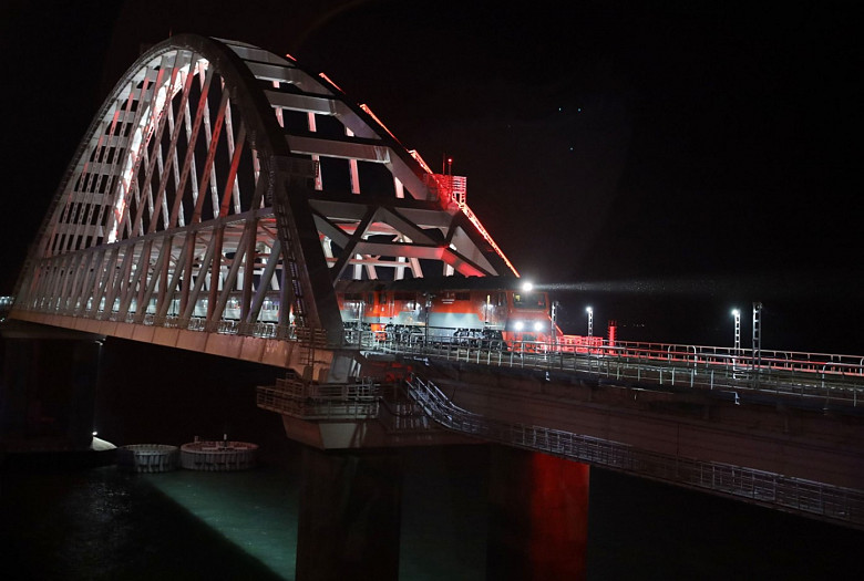Передвижение первого пассажирского поезда по Крымскому мосту