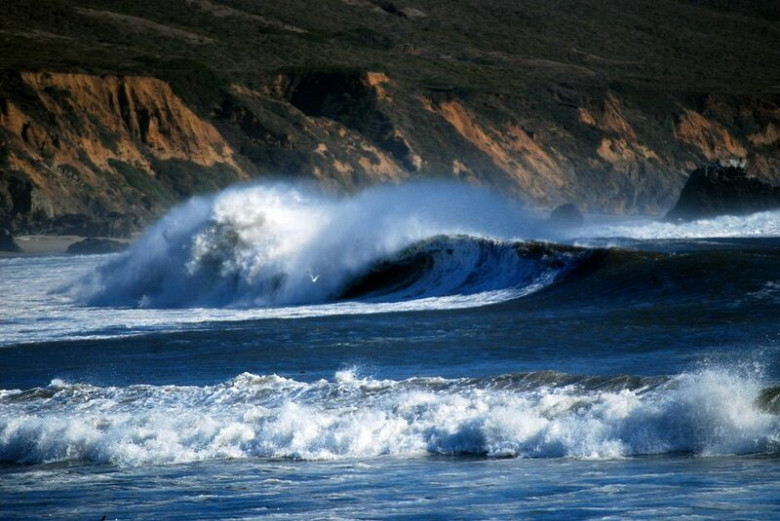 В прибрежных районах высок риск подтопления из-за сильных волн