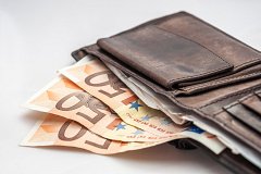 Продавщица нашла кошелёк с тысячами евро!