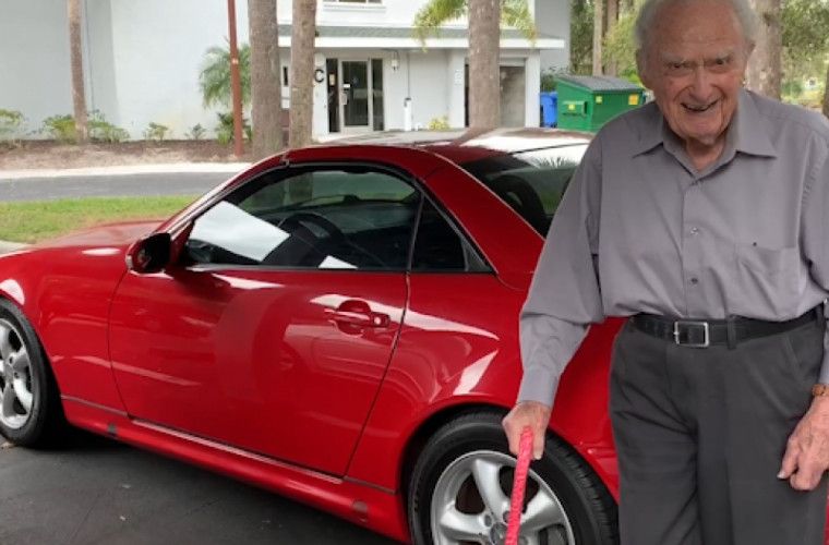 Джн Ньюман, 107 лет, водитель кабриолета