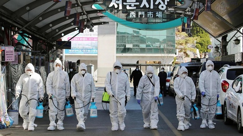 В Южной Корее объявлен "красный" код опасности в связи с быстрым распространением коронавируса.