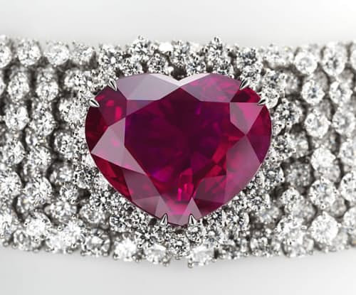 Рубин «Сердце Королевства» укреплённый на ожерелье из бриллиантов. 14 млн. долларов.