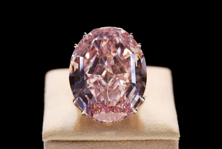 Кольцо с розовым бриллиантом, весом почти в 60 карат. 72 млн. долларов.