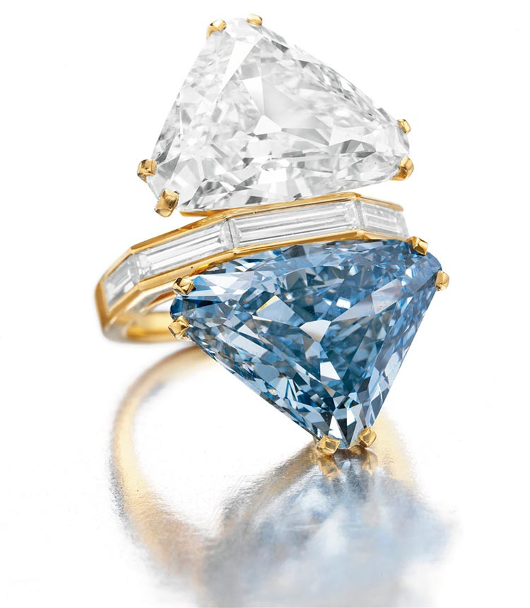 Кольцо сразу с двумя бриллиантами, белым и голубым. 15,7 млн. долларов