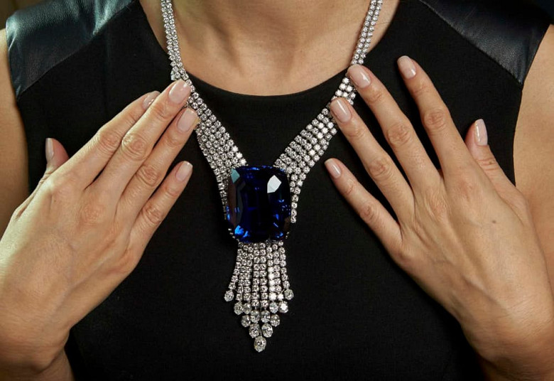 Ожерелье «Красавица Азии» состоит из четвёртого по величине, во всем мире огранённого сапфира. 17,3 млн. долларов.