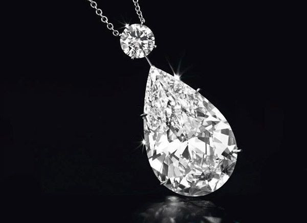 Кулон с бриллиантом, весом почти в 48 карат. 4,8 млн. долларов.