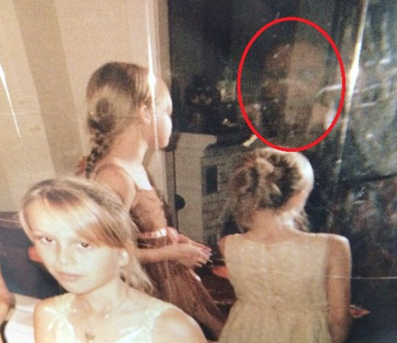 В зеркале отражается лицо, родители девочек узнали в нём умершую бабушку