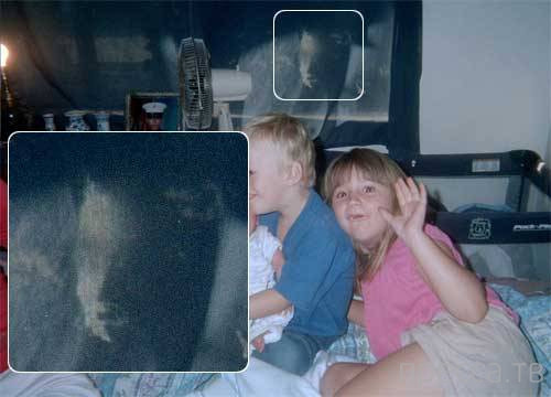 Родители фотографировали детей, но в зеркале оказалось отражение неизвестного человека