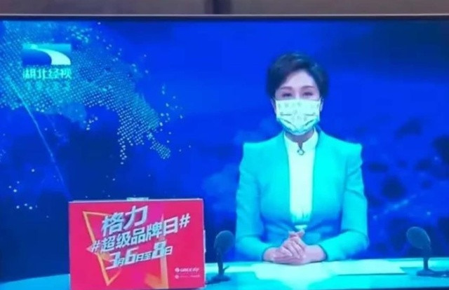 Пропаганда носить маски исходит от СМИ, телеведущая в маске.