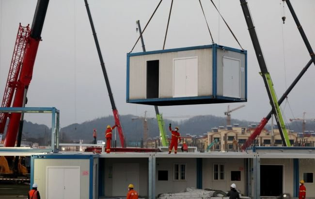 Новая больница для больных коронавирусом, на 1000 мест, построена за 10 дней. Представляет собой комплекс из оборудованных строительных вагончиков.