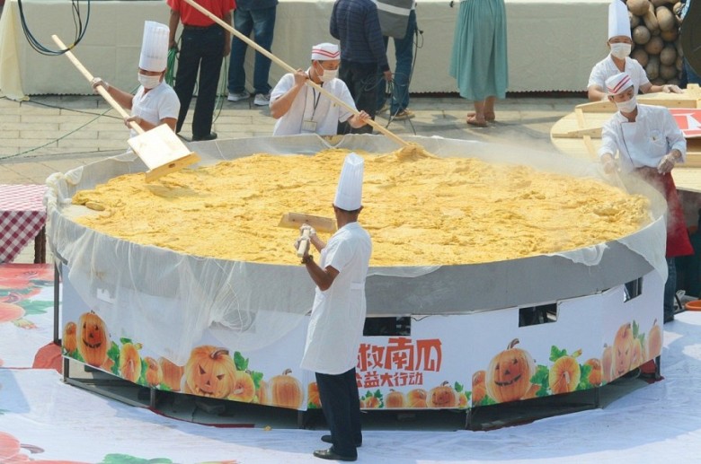 Китай. Тыквенный пирог весом 931,5 кг и диаметром 4 метра